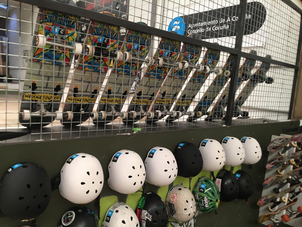 Tablas de skate y cascos de protección apoyados en las instalaciones de Maroña